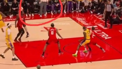 kaiyun-烂尾了~八村连续晃动申京&amp;东契奇跟着摇头晃脑 可惜最后没投进