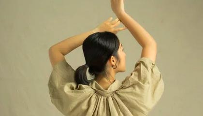 马斯切拉诺不满判罚被裁判罚下！离场时不停鼓掌